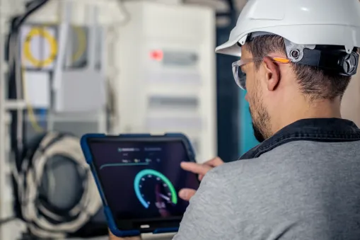 technician-using-tablet-in-an-industrial-setting